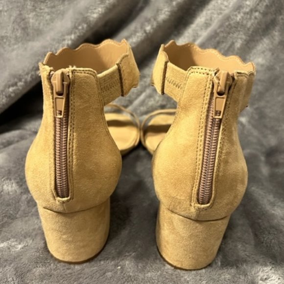 Beautiful NWT versatile neutral sandal in 10 Wide (fits like an 11W) - Picture 2 of 4